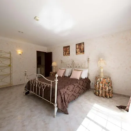 Isaurinda I Villa